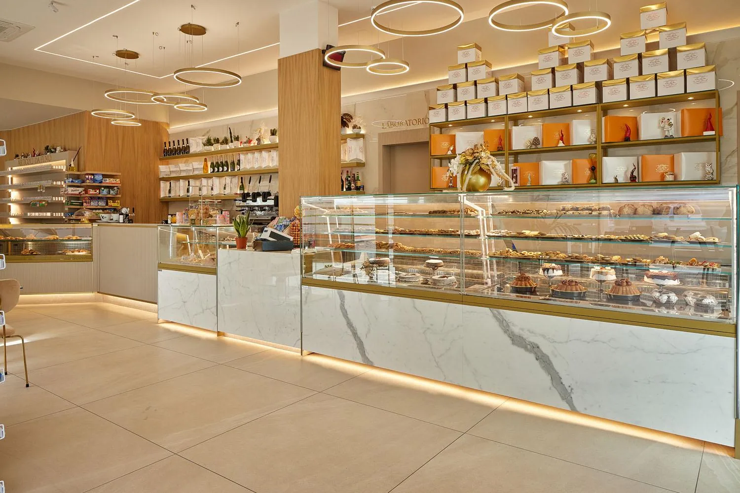 Ambiente elegante di caffetteria e pasticceria